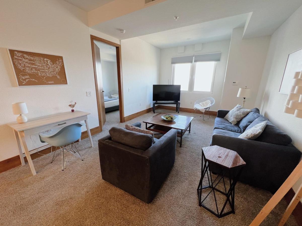 2Br Suite At The Grand Castle Pool Gym & Parking 格兰维尔 外观 照片