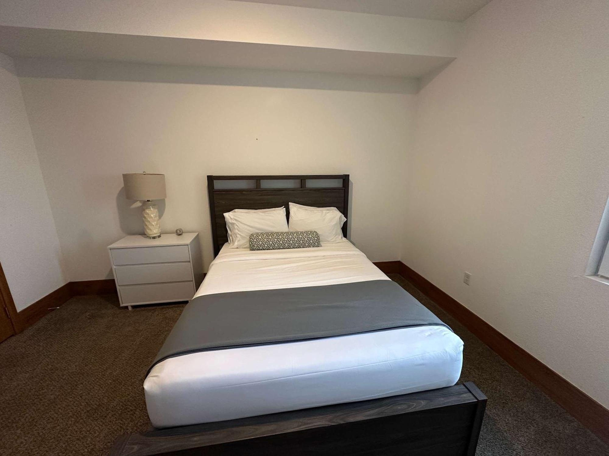 2Br Suite At The Grand Castle Pool Gym & Parking 格兰维尔 外观 照片